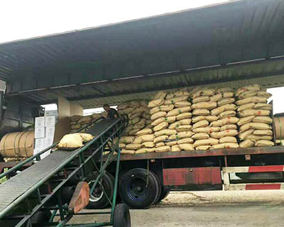 顧客定的貨物鐵粉正在裝車(chē)